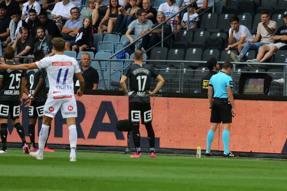 Sturm Graz - Austria Wien
Oesterreichische Fussball Bundesliga, 5. Runde, SK Sturm Graz - FK Austria Wien, Stadion Liebenau Graz, 22.08.2021. 

Foto zeigt Schiedsrichter Sebastian Gishamer beim VAR Check
