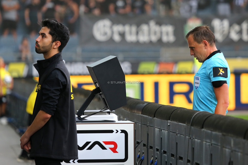 Sturm Graz - Austria Wien
Oesterreichische Fussball Bundesliga, 5. Runde, SK Sturm Graz - FK Austria Wien, Stadion Liebenau Graz, 22.08.2021. 

Foto zeigt Schiedsrichter Sebastian Gishamer beim VAR Check
