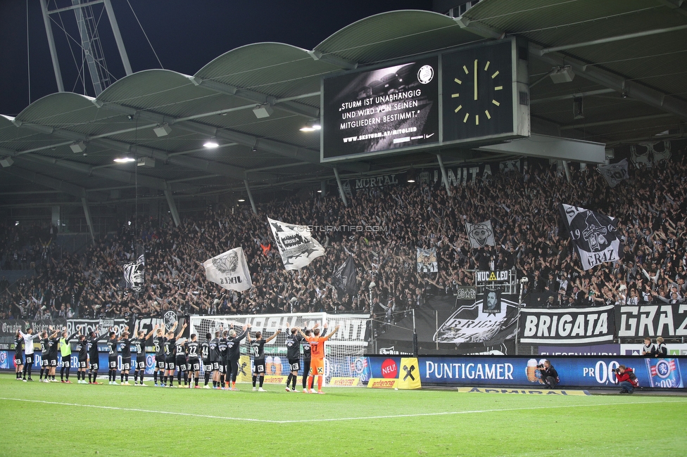 Sturm Graz - Mura
UEFA Europa League Playoff, SK Sturm Graz - NS Mura, Stadion Liebenau Graz, 26.08.2021. 

Foto zeigt die Mannschaft von Sturm und Fans von Sturm
Schlüsselwörter: jubel