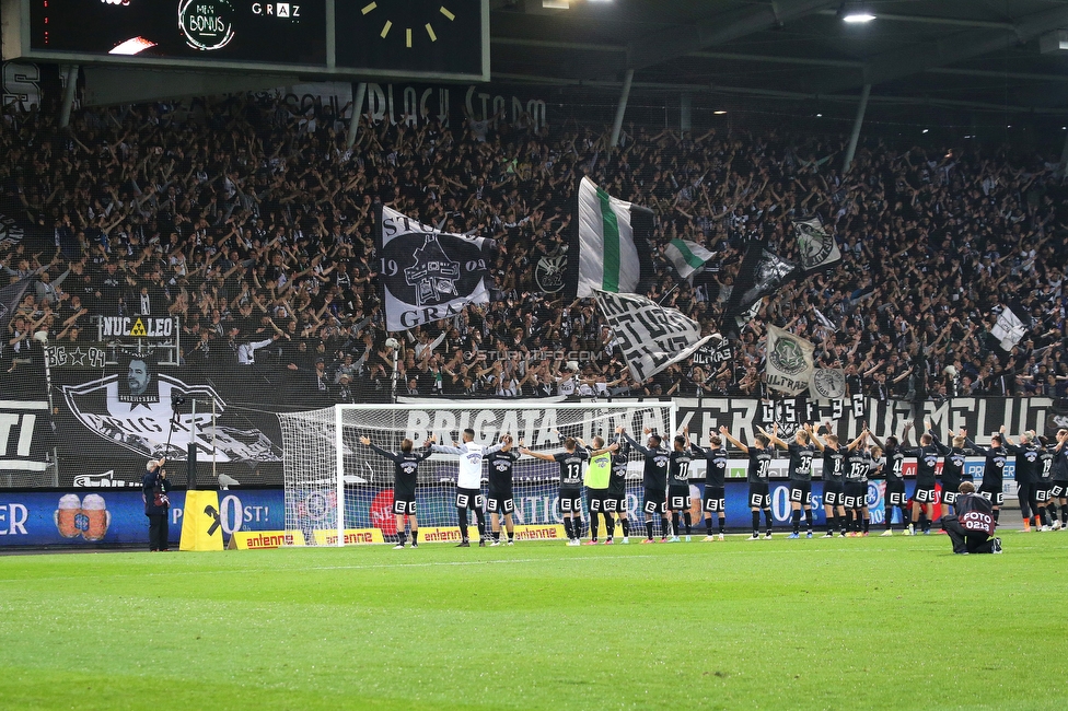 Sturm Graz - Mura
UEFA Europa League Playoff, SK Sturm Graz - NS Mura, Stadion Liebenau Graz, 26.08.2021. 

Foto zeigt die Mannschaft von Sturm und Fans von Sturm
Schlüsselwörter: jubel