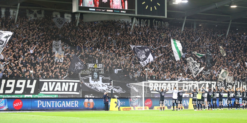 Sturm Graz - Mura
UEFA Europa League Playoff, SK Sturm Graz - NS Mura, Stadion Liebenau Graz, 26.08.2021. 

Foto zeigt die Mannschaft von Sturm und Fans von Sturm
Schlüsselwörter: jubel