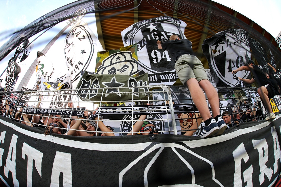 Admira Wacker - Sturm Graz
Oesterreichische Fussball Bundesliga, 6. Runde, FC Admira Wacker - SK Sturm Graz, Stadion Suedstadt Maria Enzersdorf, 29.08.2021. 

Foto zeigt Fans von Sturm
Schlüsselwörter: schals brigata