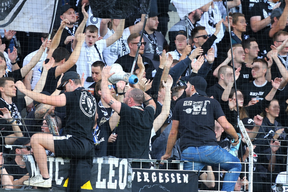 Admira Wacker - Sturm Graz
Oesterreichische Fussball Bundesliga, 6. Runde, FC Admira Wacker - SK Sturm Graz, Stadion Suedstadt Maria Enzersdorf, 29.08.2021. 

Foto zeigt Fans von Sturm
Schlüsselwörter: brigata jewels vorsaenger