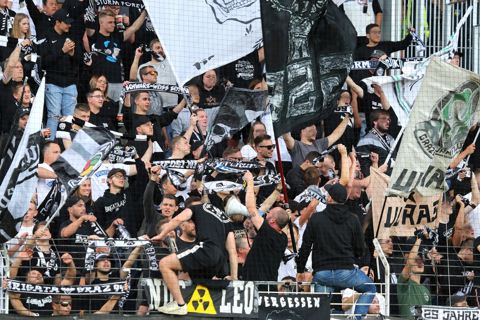 Admira Wacker - Sturm Graz
Oesterreichische Fussball Bundesliga, 6. Runde, FC Admira Wacker - SK Sturm Graz, Stadion Suedstadt Maria Enzersdorf, 29.08.2021. 

Foto zeigt Fans von Sturm
