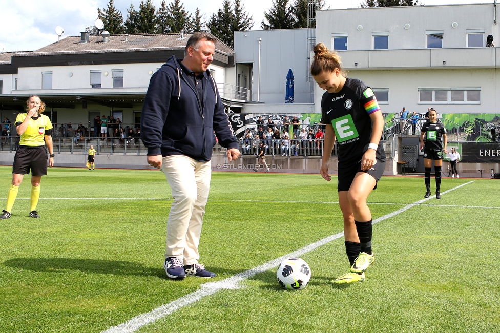 Sturm Damen - FAK Austria Wien
OEFB Frauen Bundesliga, 1. Runde, SK Sturm Graz Damen - FAK Austria Wien,  Trainingszentrum Messendorf Graz, 29.08.2021. 

Foto zeigt Michael Ehmann (SPOE Graz) und Annabel Schasching (Sturm Damen)
