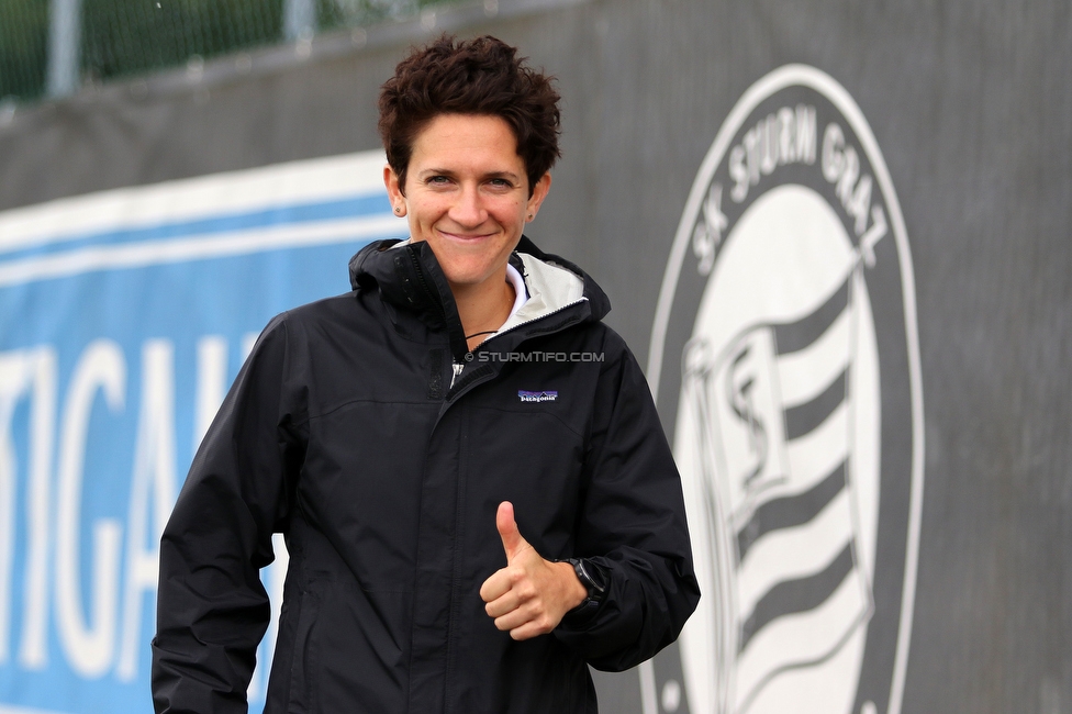 Sturm Damen - FAK Austria Wien
OEFB Frauen Bundesliga, 1. Runde, SK Sturm Graz Damen - FAK Austria Wien,  Trainingszentrum Messendorf Graz, 29.08.2021. 

Foto zeigt Emily Cancienne (Assistenztrainerin Sturm Damen)
