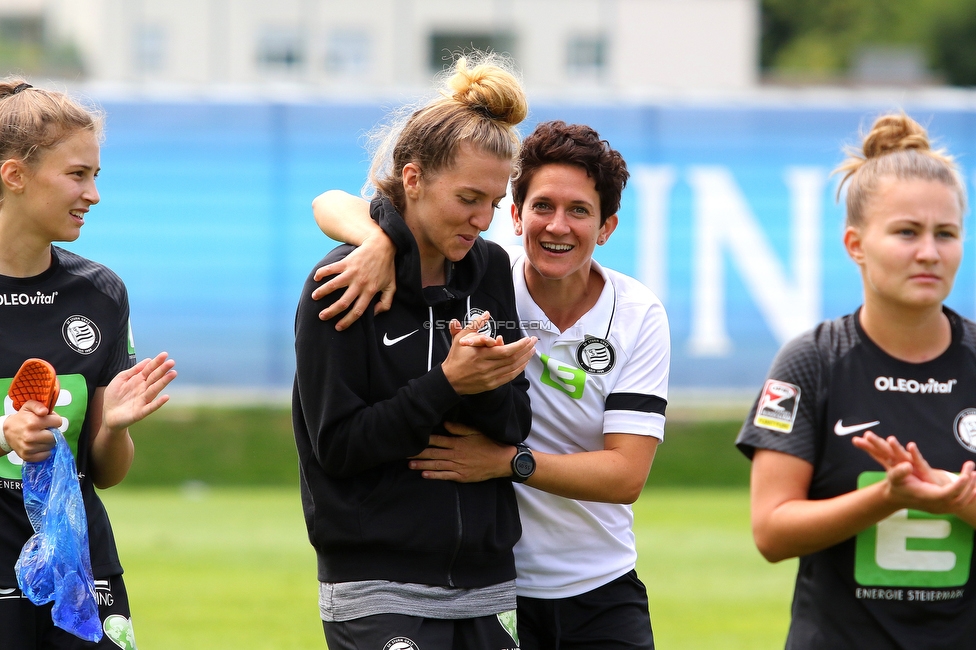 Sturm Damen - FAK Austria Wien
OEFB Frauen Bundesliga, 1. Runde, SK Sturm Graz Damen - FAK Austria Wien,  Trainingszentrum Messendorf Graz, 29.08.2021. 

Foto zeigt Micheala Croatto (Sturm Damen) und Emily Cancienne (Assistenztrainerin Sturm Damen)
