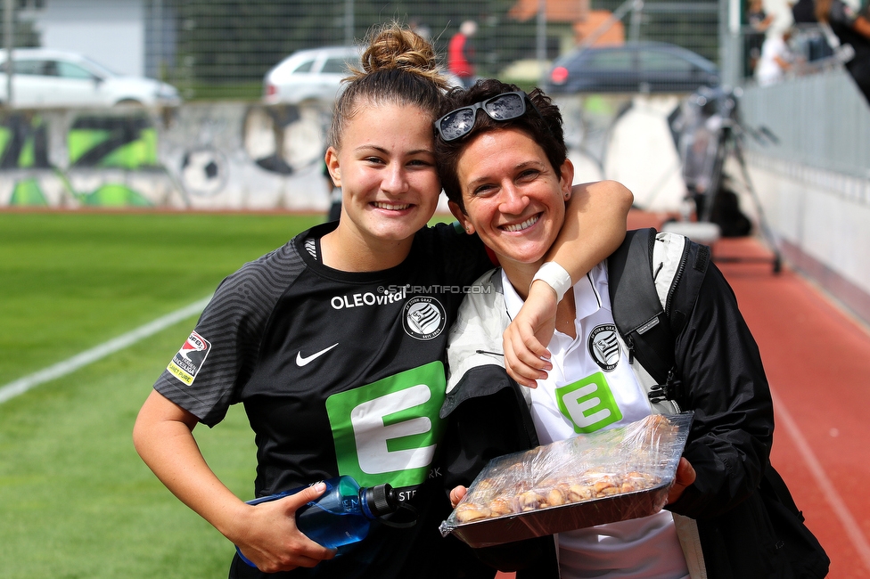 Sturm Damen - FAK Austria Wien
OEFB Frauen Bundesliga, 1. Runde, SK Sturm Graz Damen - FAK Austria Wien,  Trainingszentrum Messendorf Graz, 29.08.2021. 

Foto zeigt Annabel Schasching (Sturm Damen) und Emily Cancienne (Assistenttrainerin Sturm Damen)
