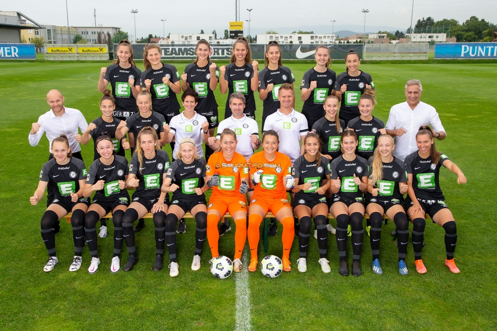 Sturm Damen Mannschaftsfoto
SK Sturm Graz Damen und Akademie Steiermark SK Sturm Graz Damen Mannschaftsfoto, Trainingszentrum Messendorf Graz, 03.09.2021. 

Foto zeigt die Mannschaft der Sturm Damen mit 
Julia Magerl (Sturm Damen), Sophie Maierhofer (Sturm Damen), Anna Malle (Sturm Damen), Valentina Kroell (Sturm Damen), Jessica Frieser (Sturm Damen), Andrea Glibo (Sturm Damen),
Mario Karner (Sektionsleiter Sturm Damen), Michela Croatto (Sturm Damen), Sophie Hillebrand (Sturm Damen), Emily Cancienne (Assistenz Trainer Sturm Damen), Christian Lang (Cheftrainer Sturm Damen), Daniel Gutschi (Torwart Trainer Sturm Damen), Anna Maria Wirnsberger (Sturm Damen), Annabel Schasching (Sturm Damen), Helmut Degen (Assistenz Trainer Sturm Damen), Julia Keutz (Sturm Damen), Katharina Weiss (Sturm Damen), Modesta Uka (Sturm Damen), Zoe Sanne Van Ee (Sturm Damen), Mariella El Sherif (Sturm Damen), Vanessa Gritzner (Sturm Damen), Jasmin Reichmann (Sturm Damen), Mona Mittendrein (Sturm Damen), Sarah Schiemel (Sturm Damen) und Stefanie Grossgasteiger (Sturm Damen)
