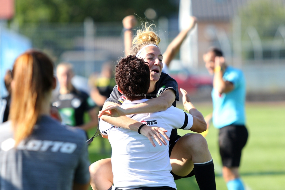 Sturm Damen - Vienna
OEFB Frauen Bundesliga, 2. Runde, SK Sturm Graz Damen - First Vienna FC 1894,  Trainingszentrum Messendorf Graz, 04.09.2021. 

Foto zeigt Modesta Uka (Sturm Damen) und Emily Cancienne (Assistenz Trainerin Sturm Damen)
