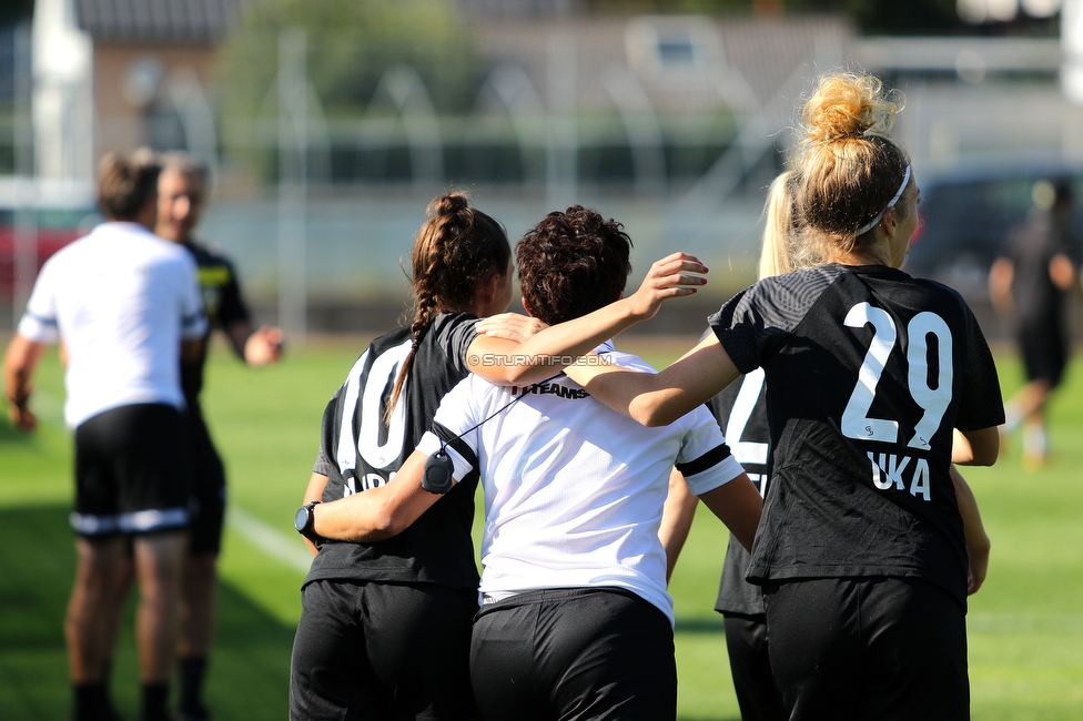 Sturm Damen - Vienna
OEFB Frauen Bundesliga, 2. Runde, SK Sturm Graz Damen - First Vienna FC 1894,  Trainingszentrum Messendorf Graz, 04.09.2021. 

Foto zeigt Andrea Glibo (Sturm Damen), Emily Cancienne (Assistenz Trainerin Sturm Damen) und Modesta Uka (Sturm Damen) und
