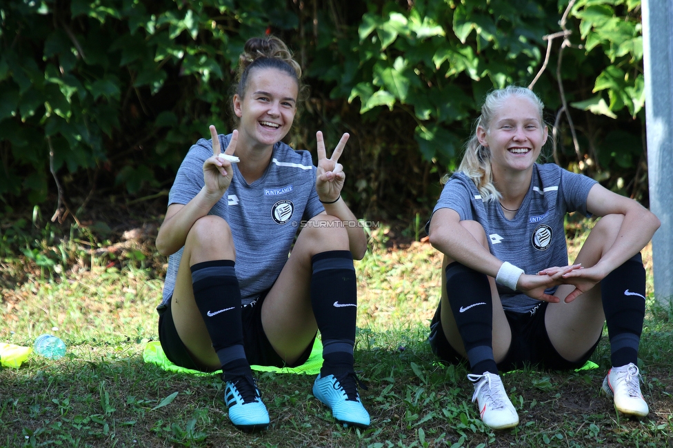 Sturm Damen - Altach Vorderland
OEFB Frauen Bundesliga, 3. Runde, SK Sturm Graz Damen - SPG Altach Vorderland,  STFV Platz Graz, 12.09.2021. 

Foto zeigt Leonie Christin Tragl (Sturm Damen) und Zoe Sanne Van Ee (Sturm Damen)
