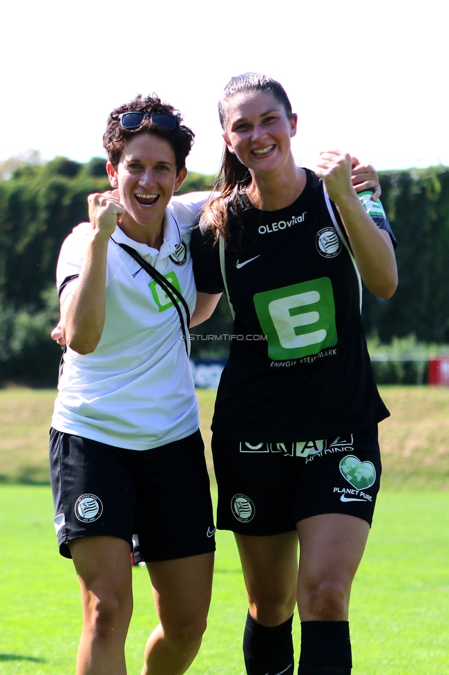 Sturm Damen - Altach Vorderland
OEFB Frauen Bundesliga, 3. Runde, SK Sturm Graz Damen - SPG Altach Vorderland,  STFV Platz Graz, 12.09.2021. 

Foto zeigt Emily Cancienne (Assistenz Trainer Sturm Damen) und Anna Malle (Sturm Damen)
