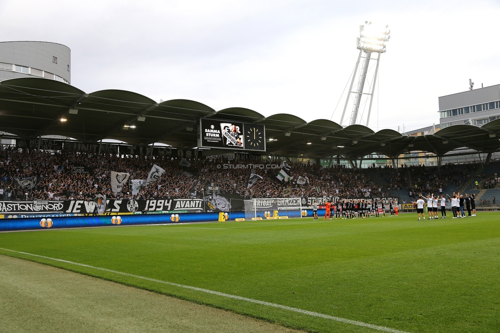 Sturm Graz - WSG Tirol
Oesterreichische Fussball Bundesliga, 8. Runde, SK Sturm Graz - WSG Tirol, Stadion Liebenau Graz, 19.09.2021. 

Foto zeigt Fans von Sturm und die Mannschaft von Sturm
