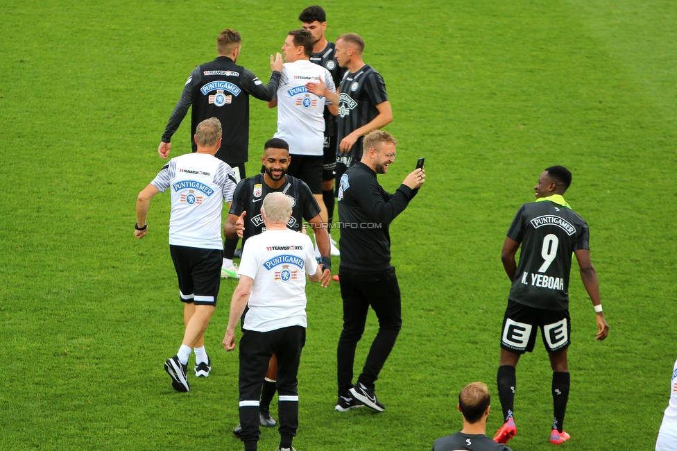 Sturm Graz - WSG Tirol
Oesterreichische Fussball Bundesliga, 8. Runde, SK Sturm Graz - WSG Tirol, Stadion Liebenau Graz, 19.09.2021. 

Foto zeigt Gregory Wuethrich (Sturm), Walter Wenegger (Pressesprecher Sturm) und Kelvin Yeboah (Sturm)
