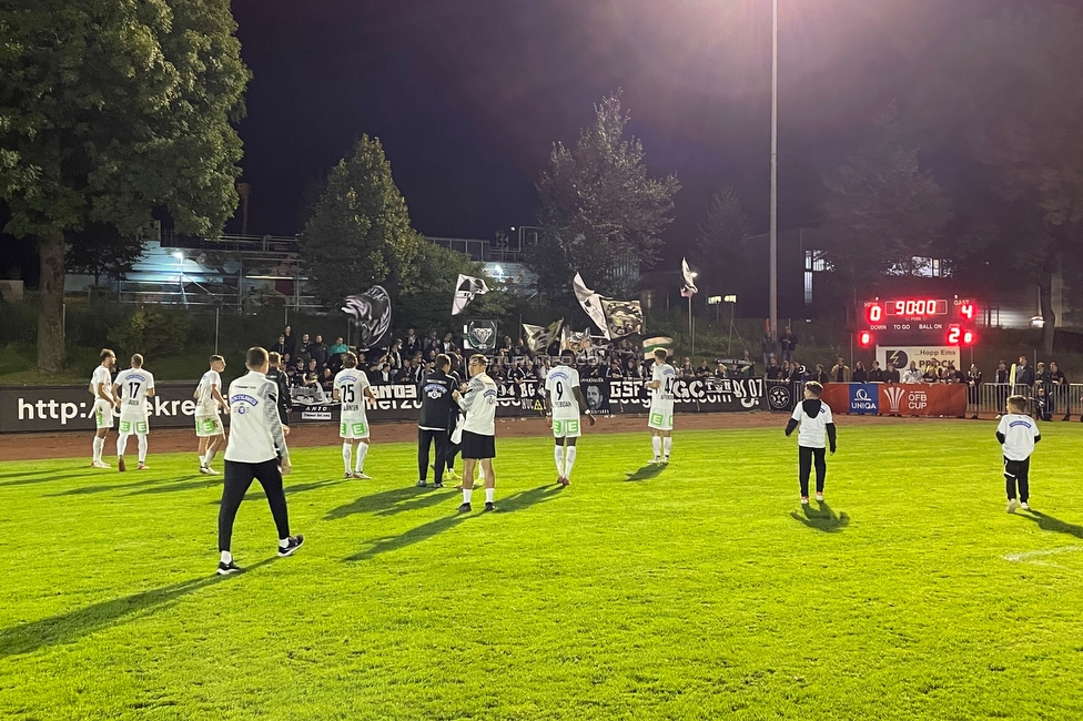 Hohenems - Sturm Graz
OEFB Cup, 2. Runde, VfB Hohenems - SK Sturm Graz, Herrenriedstadion Hohenems, 22.09.2021. 

Foto zeigt die Mannschaft von Sturm und Fans von Sturm
