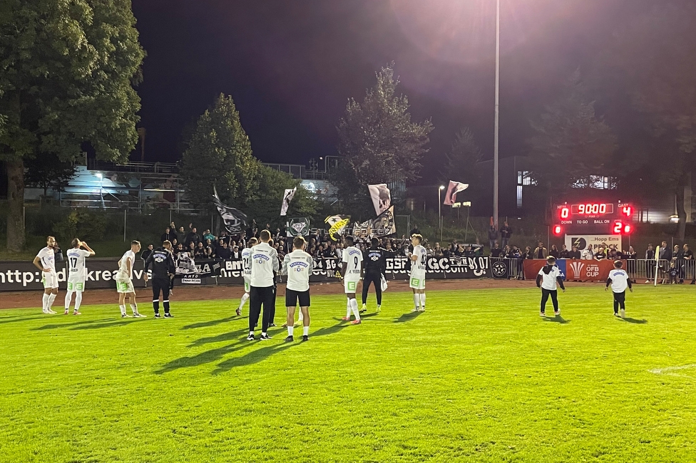 Hohenems - Sturm Graz
OEFB Cup, 2. Runde, VfB Hohenems - SK Sturm Graz, Herrenriedstadion Hohenems, 22.09.2021. 

Foto zeigt die Mannschaft von Sturm und Fans von Sturm
