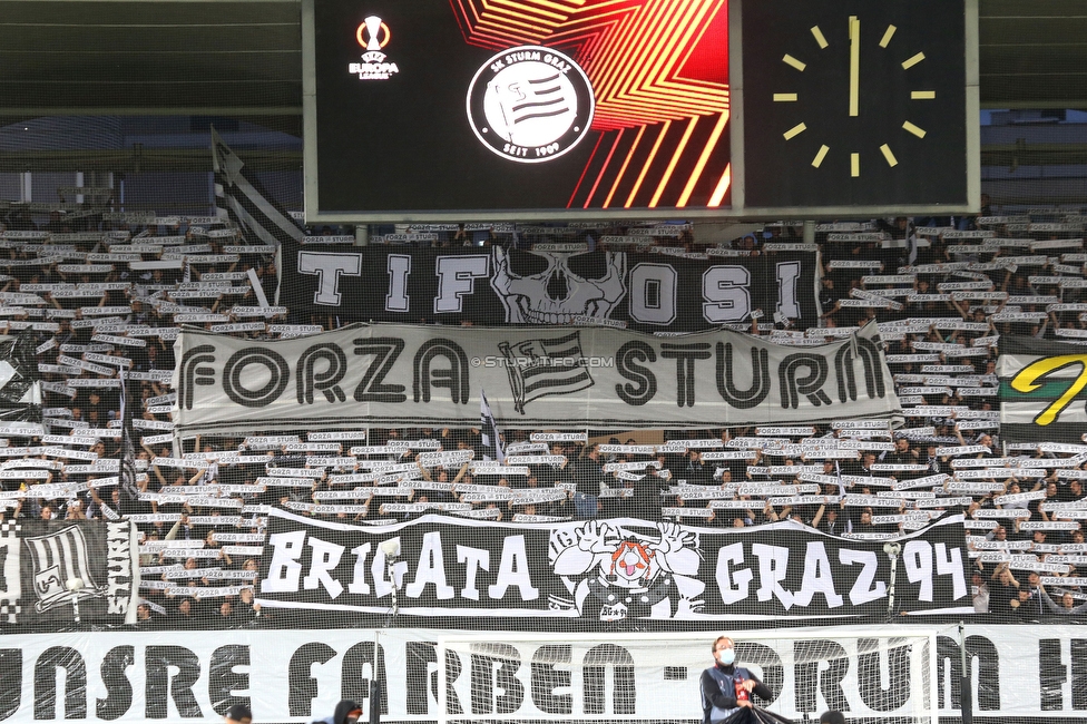 Sturm Graz - Eindhoven
UEFA Europa League Gruppenphase 2. Spieltag, SK Sturm Graz - PSV Eindhoven, Stadion Liebenau, Graz, 30.09.2021. 

Foto zeigt Fans von Sturm mit einer Choreografie
