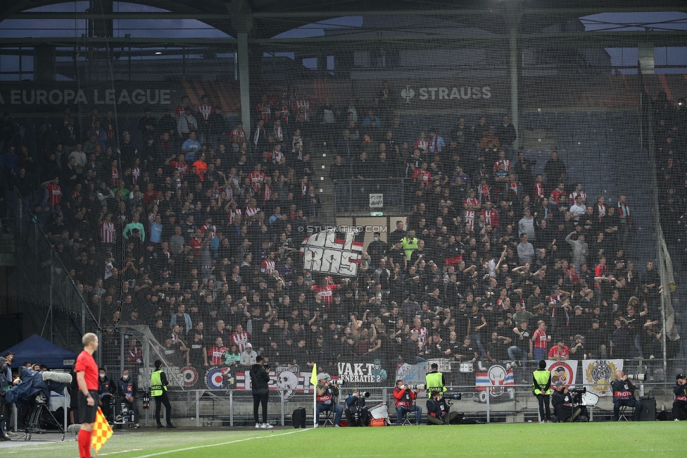 Sturm Graz - Eindhoven
UEFA Europa League Gruppenphase 2. Spieltag, SK Sturm Graz - PSV Eindhoven, Stadion Liebenau, Graz, 30.09.2021. 

Foto zeigt Fans von Eindhoven
