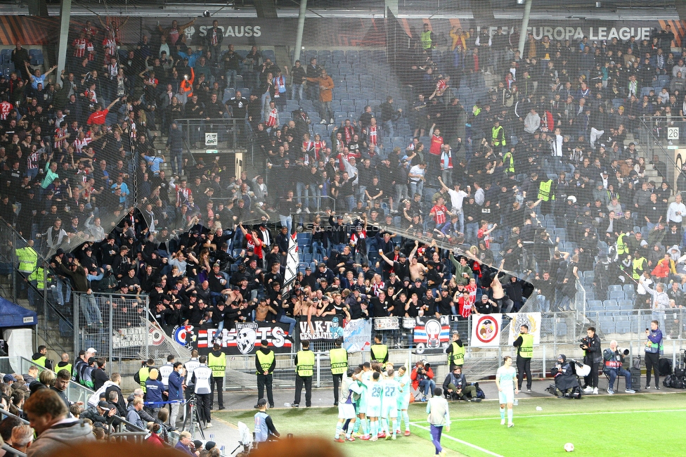 Sturm Graz - Eindhoven
UEFA Europa League Gruppenphase 2. Spieltag, SK Sturm Graz - PSV Eindhoven, Stadion Liebenau, Graz, 30.09.2021. 

Foto zeigt die Mannschaft von Eindhoven und Fans von Eindhoven
