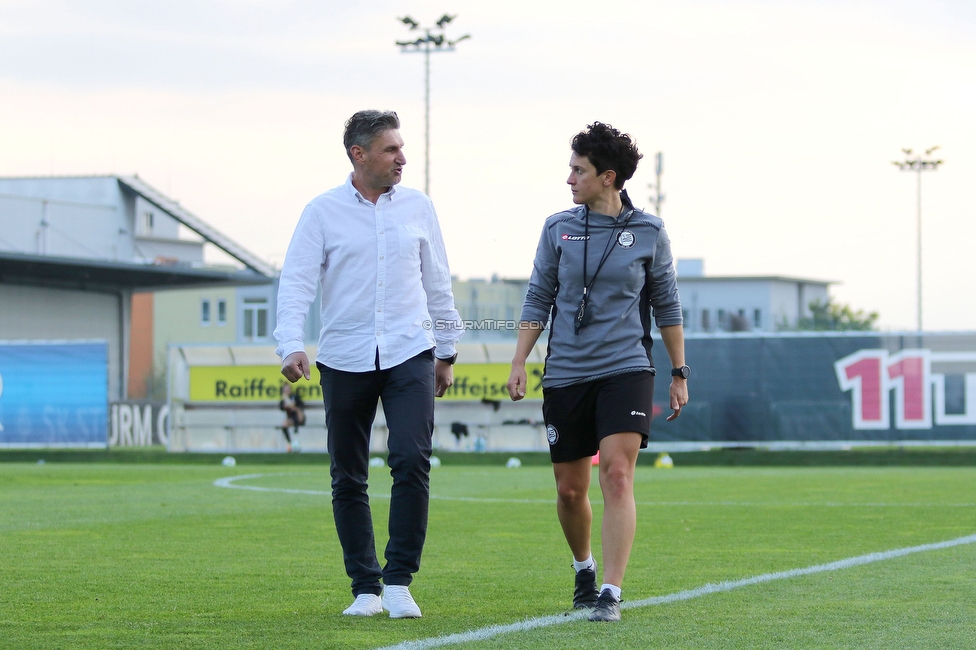 Sturm Damen - Altenmarkt
OEFB Frauen Bundesliga, 5. Runde, SK Sturm Graz Damen - SKV Altenmarkt, Trainingszentrum Messendorf, Graz, 02.10.2021. 

Foto zeigt Christian Lang (Cheftrainer Sturm Damen) und Emily Cancienne (Assistenz Trainer Sturm Damen)
