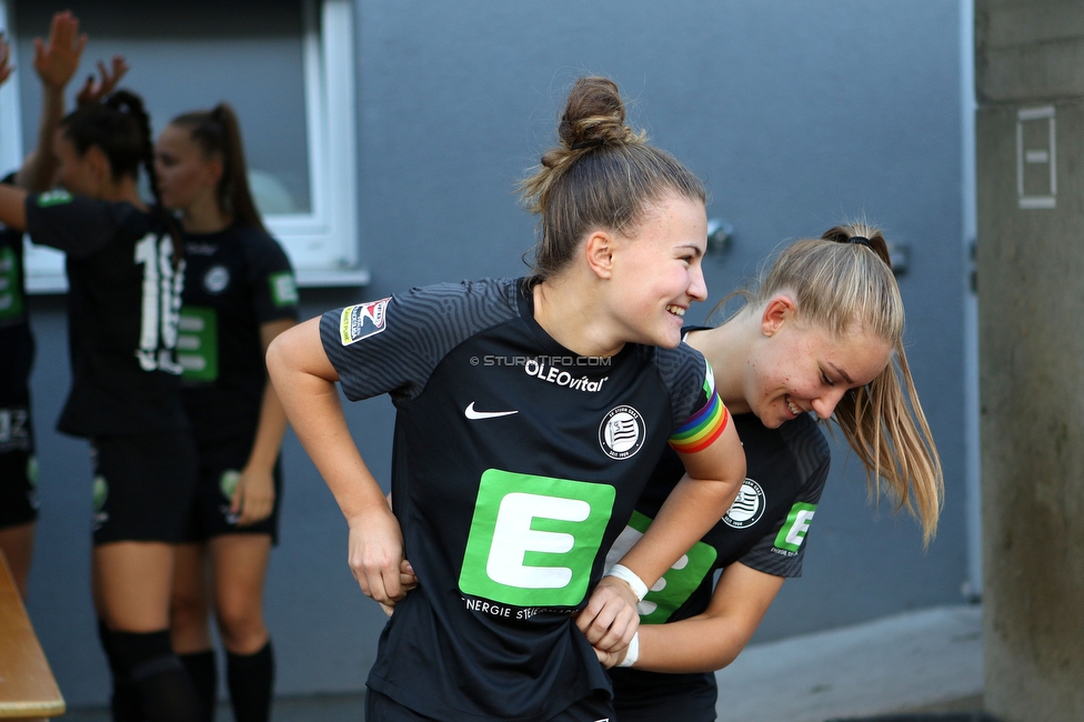 Sturm Damen - Altenmarkt
OEFB Frauen Bundesliga, 5. Runde, SK Sturm Graz Damen - SKV Altenmarkt, Trainingszentrum Messendorf, Graz, 02.10.2021. 

Foto zeigt Annabel Schasching (Sturm Damen) und Anna Maria Wirnsberger (Sturm Damen)
