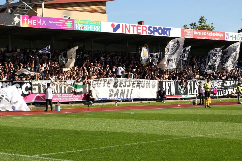 Hartberg - Sturm Graz
Oesterreichische Fussball Bundesliga, 10. Runde, TSV Hartberg - SK Sturm Graz, Arena Hartberg, 03.10.2021. 

Foto zeigt Fans von Sturm mit einem Spruchband
Schlüsselwörter: brigata