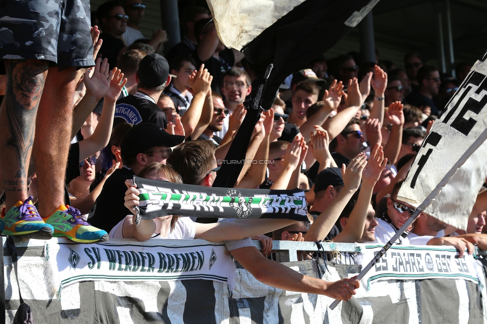 Hartberg - Sturm Graz
Oesterreichische Fussball Bundesliga, 10. Runde, TSV Hartberg - SK Sturm Graz, Arena Hartberg, 03.10.2021. 

Foto zeigt Fans von Sturm
Schlüsselwörter: sturmflut