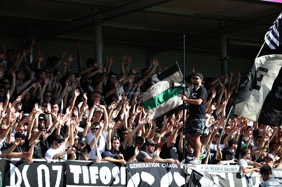 Hartberg - Sturm Graz
Oesterreichische Fussball Bundesliga, 10. Runde, TSV Hartberg - SK Sturm Graz, Arena Hartberg, 03.10.2021. 

Foto zeigt Fans von Sturm
Schlüsselwörter: tifosi