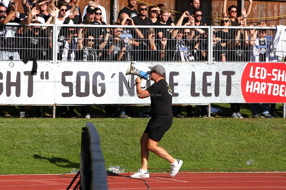 Hartberg - Sturm Graz
Oesterreichische Fussball Bundesliga, 10. Runde, TSV Hartberg - SK Sturm Graz, Arena Hartberg, 03.10.2021. 

Foto zeigt Fans von Sturm
Schlüsselwörter: vorsaenger