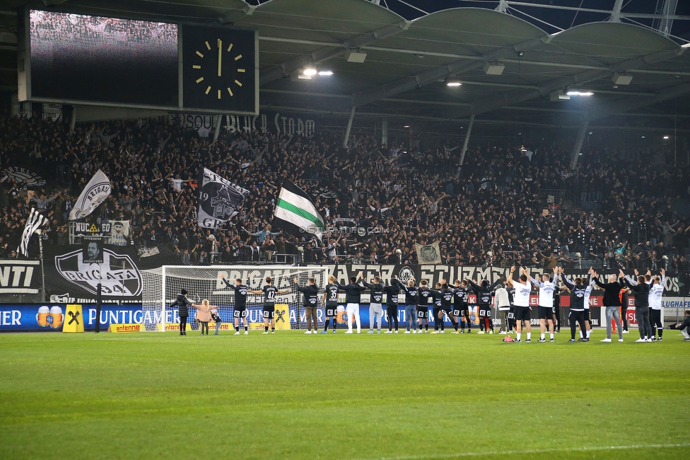 Sturm Graz - Ried
Oesterreichische Fussball Bundesliga, 11. Runde, SK Sturm Graz - SV Ried, Stadion Liebenau Graz, 17.10.2021. 

Foto zeigt die Mannschaft von Sturm und Fans von Sturm
