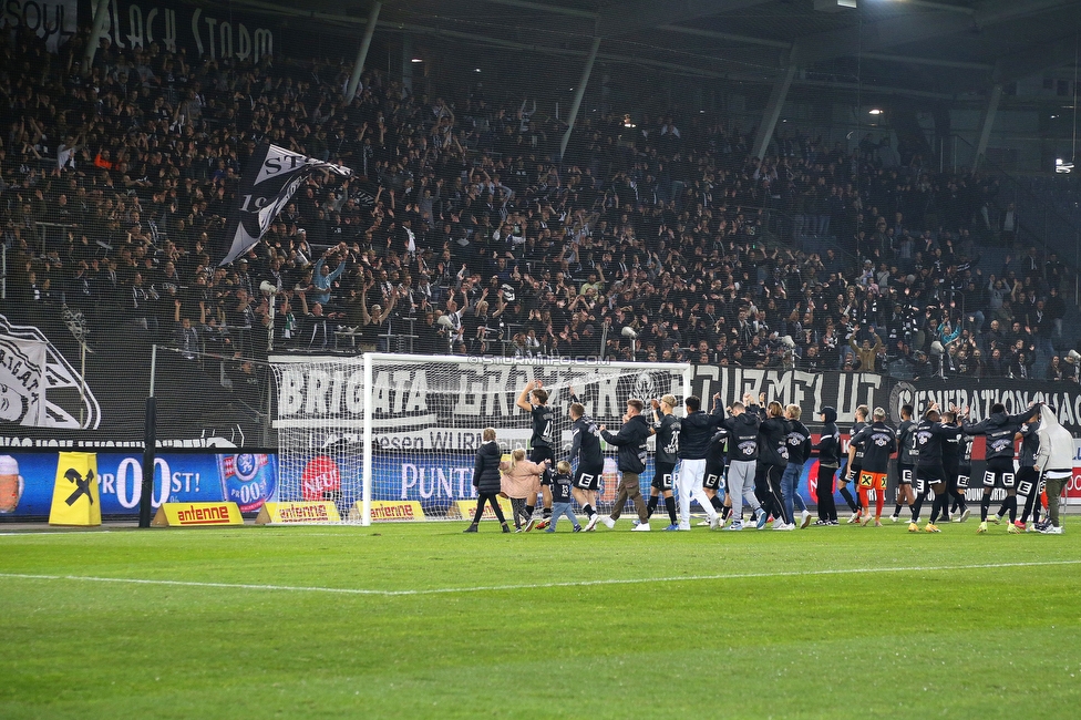 Sturm Graz - Ried
Oesterreichische Fussball Bundesliga, 11. Runde, SK Sturm Graz - SV Ried, Stadion Liebenau Graz, 17.10.2021. 

Foto zeigt die Mannschaft von Sturm und Fans von Sturm
