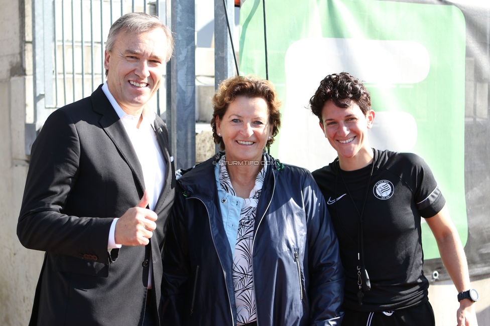 Sturm Damen - St. Poelten
OEFB Frauen Bundesliga, 7. Runde, SK Sturm Graz Damen - SKN St. Poelten Frauen, Trainingszentrum Messendorf, Graz, 17.10.2021. 

Foto zeigt Christian Jauk (Praesident Sturm), Ursula Lackner (Landesraetin) und Emily Cancienne (Assistenz Trainer Sturm Damen)
