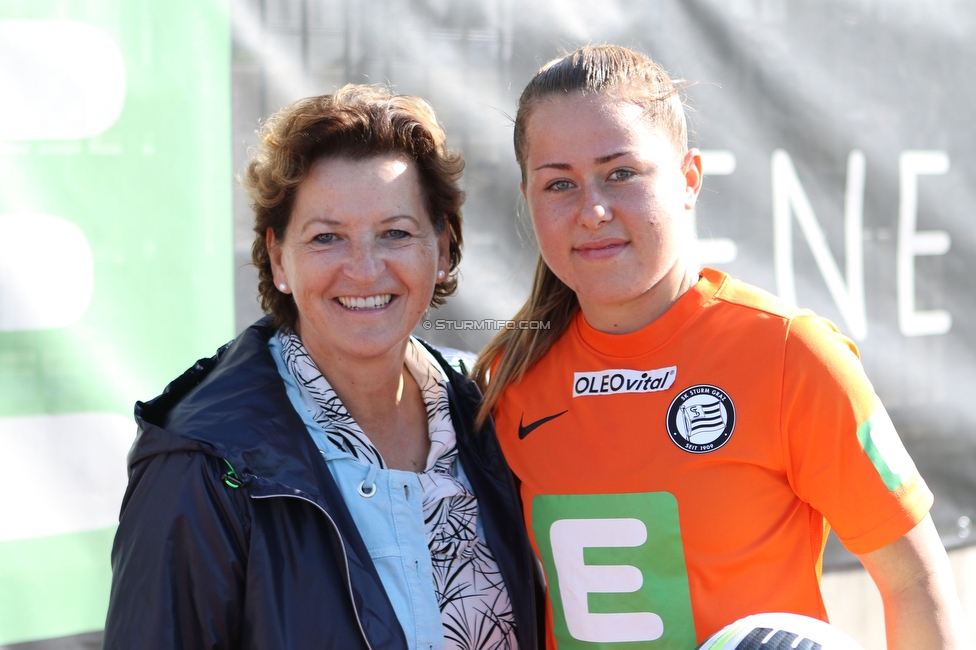 Sturm Damen - St. Poelten
OEFB Frauen Bundesliga, 7. Runde, SK Sturm Graz Damen - SKN St. Poelten Frauen, Trainingszentrum Messendorf, Graz, 17.10.2021. 

Foto zeigt Ursula Lackner (Landesraetin) und Mariella El Sherif (Sturm Damen)
