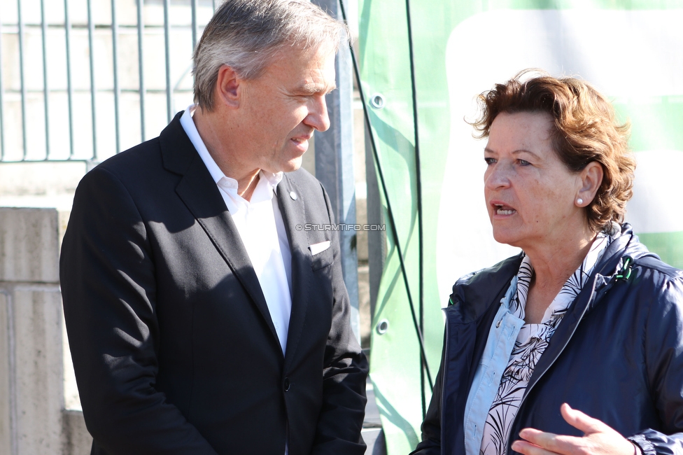 Sturm Damen - St. Poelten
OEFB Frauen Bundesliga, 7. Runde, SK Sturm Graz Damen - SKN St. Poelten Frauen, Trainingszentrum Messendorf, Graz, 17.10.2021. 

Foto zeigt Christian Jauk (Praesident Sturm) und Ursula Lackner (Landesraetin)
