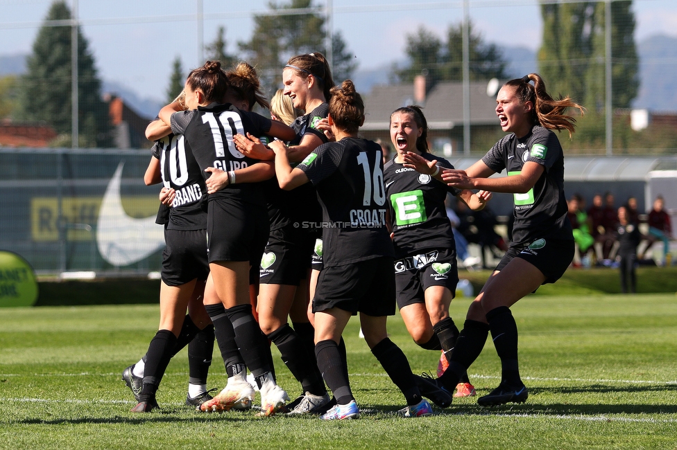 Sturm Damen - St. Poelten
OEFB Frauen Bundesliga, 7. Runde, SK Sturm Graz Damen - SKN St. Poelten Frauen, Trainingszentrum Messendorf, Graz, 17.10.2021. 

Foto zeigt Sophie Hillebrand (Sturm Damen) und Andrea Glibo (Sturm Damen) und Michela Croatto (Sturm Damen)
Schlüsselwörter: torjubel