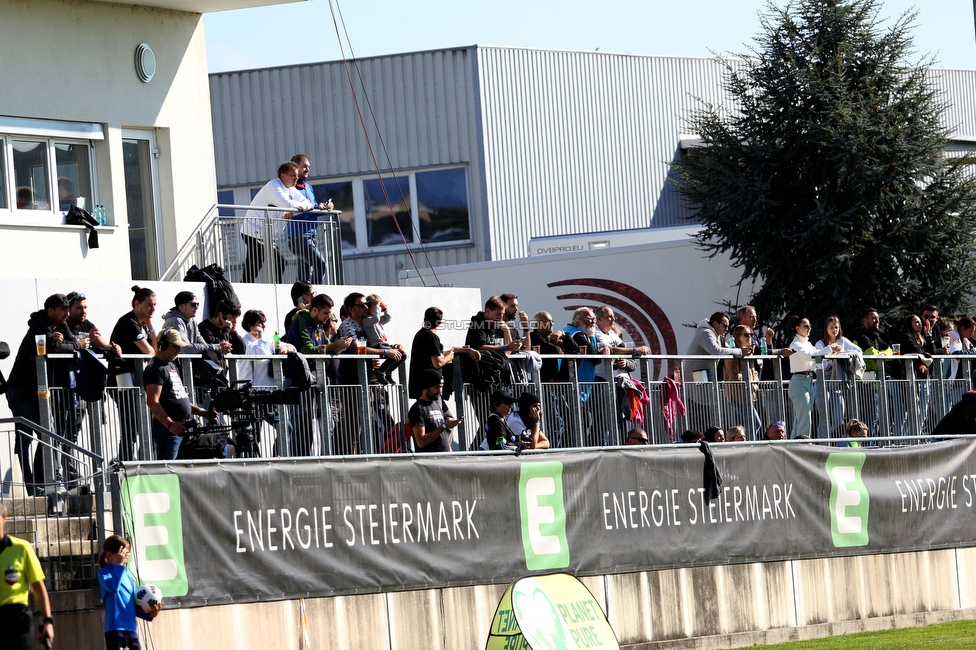 Sturm Damen - St. Poelten
OEFB Frauen Bundesliga, 7. Runde, SK Sturm Graz Damen - SKN St. Poelten Frauen, Trainingszentrum Messendorf, Graz, 17.10.2021. 

Foto zeigt Fans von Sturm
