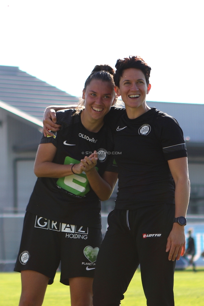 Sturm Damen - St. Poelten
OEFB Frauen Bundesliga, 7. Runde, SK Sturm Graz Damen - SKN St. Poelten Frauen, Trainingszentrum Messendorf, Graz, 17.10.2021. 

Foto zeigt Stefanie Grossgasteiger (Sturm Damen) und Emily Cancienne (Assistenz Trainer Sturm Damen)
