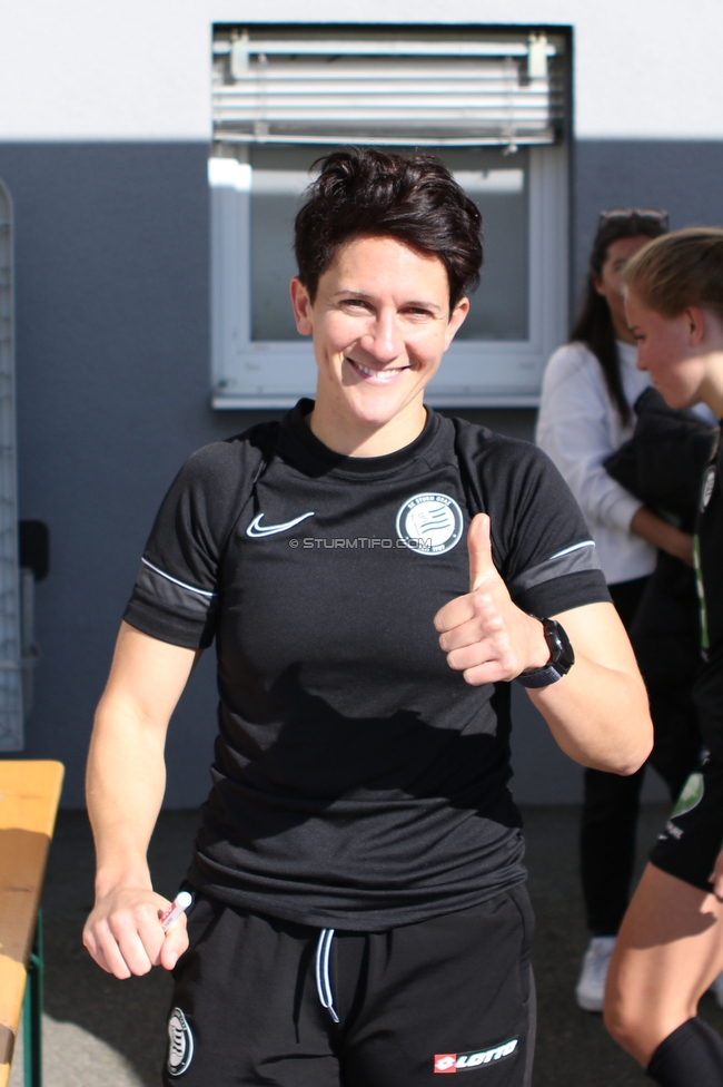 Sturm Damen - St. Poelten
OEFB Frauen Bundesliga, 7. Runde, SK Sturm Graz Damen - SKN St. Poelten Frauen, Trainingszentrum Messendorf, Graz, 17.10.2021. 

Foto zeigt Emily Cancienne (Assistenz Trainer Sturm Damen)
