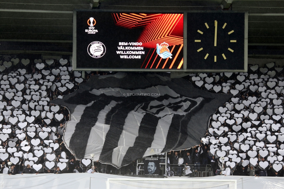 Sturm Graz - Real Sociedad
UEFA Europa League Gruppenphase 3. Spieltag, SK Sturm Graz - Real Sociedad, Stadion Liebenau, Graz, 21.10.2021. 

Foto zeigt Fans von Sturm mit einer Choreografie
