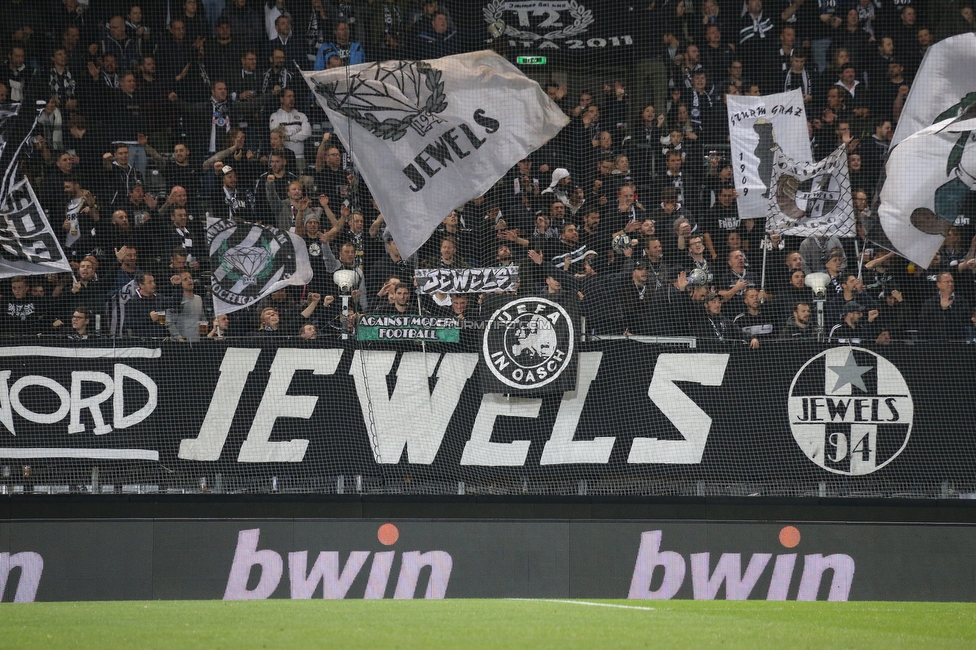 Sturm Graz - Real Sociedad
UEFA Europa League Gruppenphase 3. Spieltag, SK Sturm Graz - Real Sociedad, Stadion Liebenau, Graz, 21.10.2021. 

Foto zeigt Fans von Sturm
Schlüsselwörter: jewels