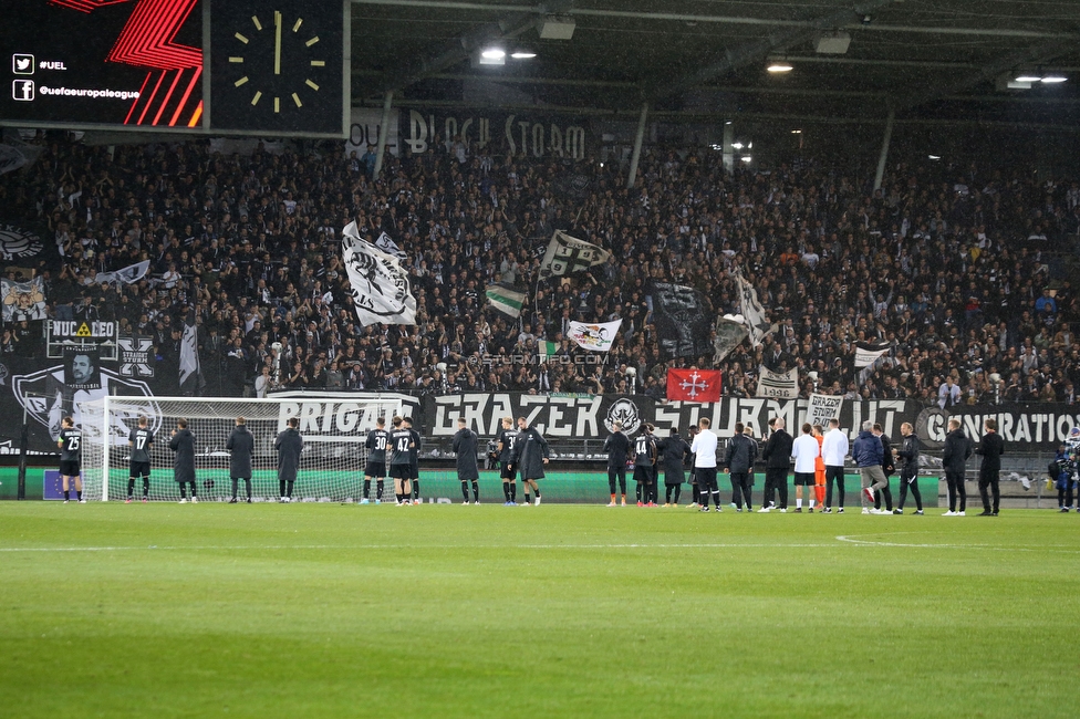 Sturm Graz - Real Sociedad
UEFA Europa League Gruppenphase 3. Spieltag, SK Sturm Graz - Real Sociedad, Stadion Liebenau, Graz, 21.10.2021. 

Foto zeigt die Mannschaft von Sturm und Fans von Sturm
