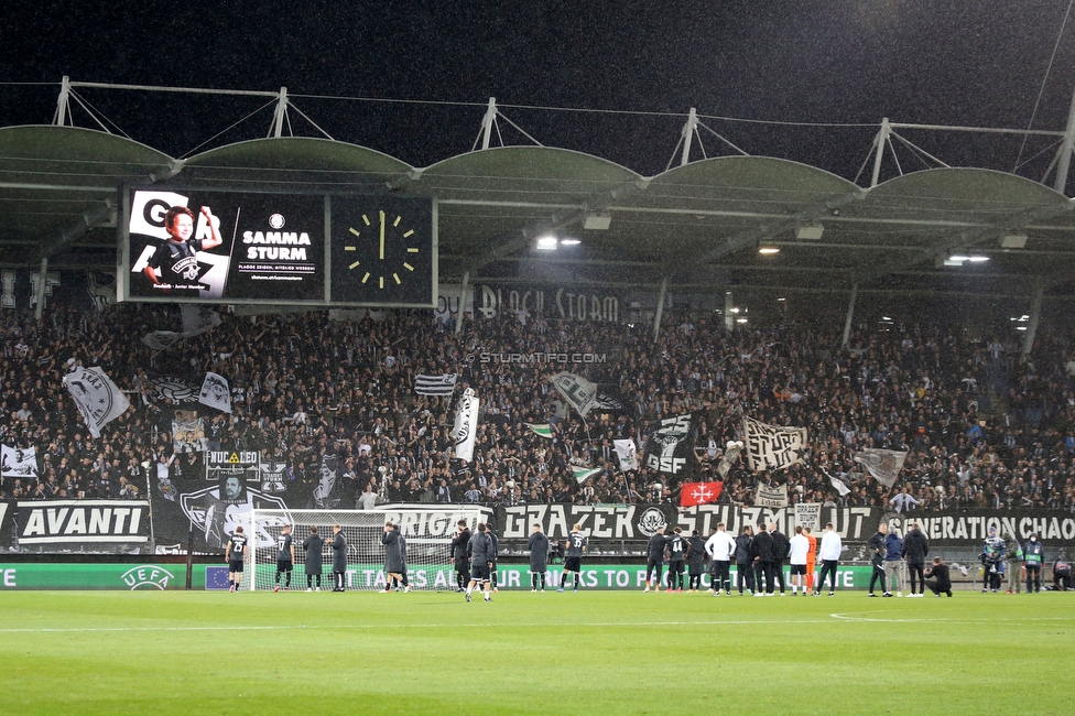 Sturm Graz - Real Sociedad
UEFA Europa League Gruppenphase 3. Spieltag, SK Sturm Graz - Real Sociedad, Stadion Liebenau, Graz, 21.10.2021. 

Foto zeigt die Mannschaft von Sturm und Fans von Sturm
