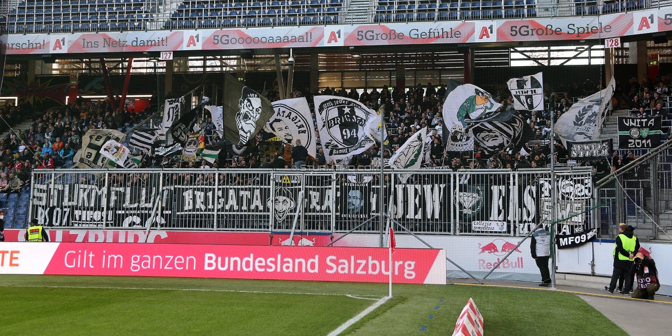 Salzburg - Sturm Graz
Oesterreichische Fussball Bundesliga, 12. Runde, FC RB Salzburg - SK Sturm Graz, Stadion Wals-Siezenheim, 24.10.2021. 

Foto zeigt Fans von Sturm
