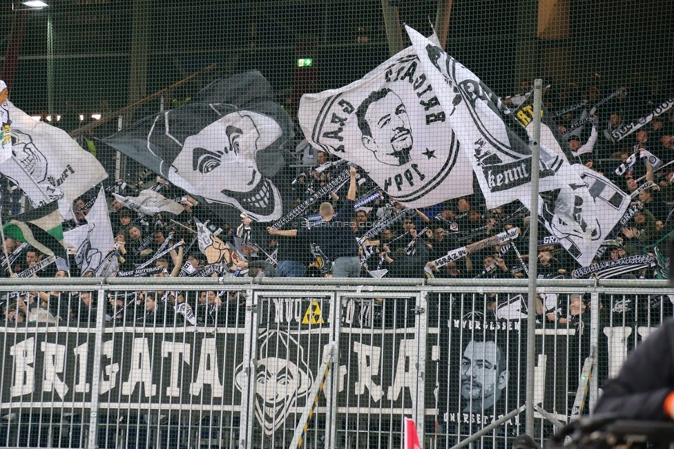 Salzburg - Sturm Graz
Oesterreichische Fussball Bundesliga, 12. Runde, FC RB Salzburg - SK Sturm Graz, Stadion Wals-Siezenheim, 24.10.2021. 

Foto zeigt Fans von Sturm
Schlüsselwörter: schals