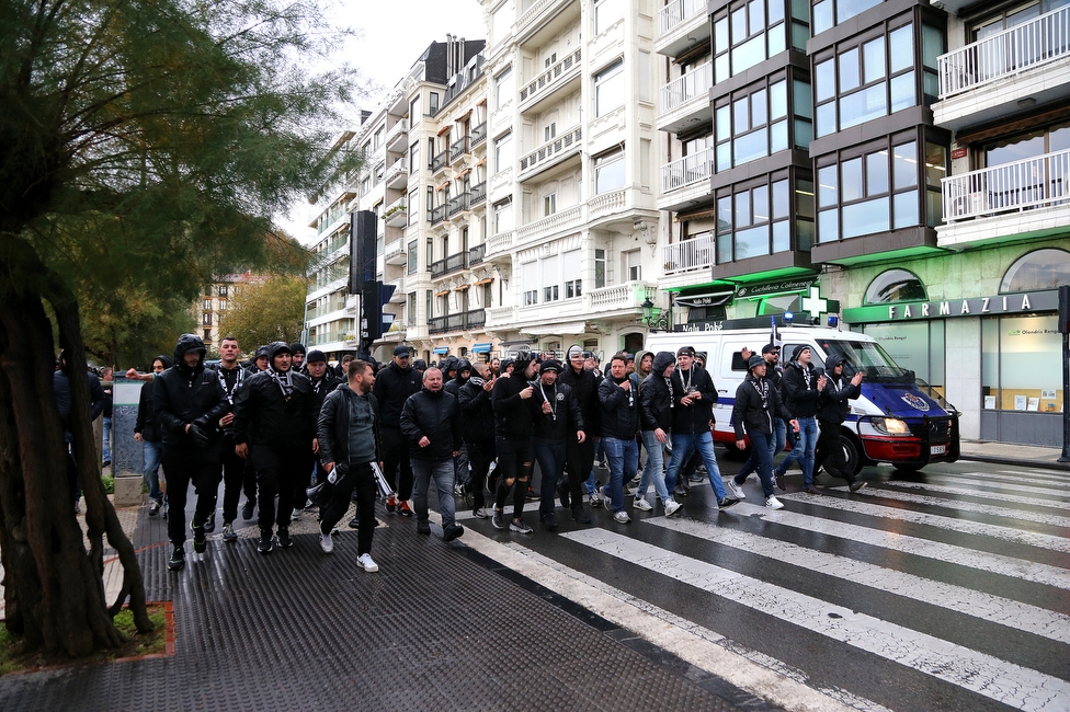 Real Sociedad - Sturm Graz
UEFA Europa League Gruppenphase 4. Spieltag, Real Sociedad - SK Sturm Graz, Reale Arena San Sebastian, 04.11.2021. 

Foto zeigt Fans von Sturm beim Corteo
