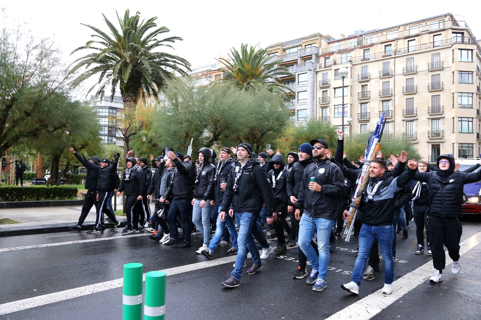 Real Sociedad - Sturm Graz
UEFA Europa League Gruppenphase 4. Spieltag, Real Sociedad - SK Sturm Graz, Reale Arena San Sebastian, 04.11.2021. 

Foto zeigt Fans von Sturm beim Corteo
