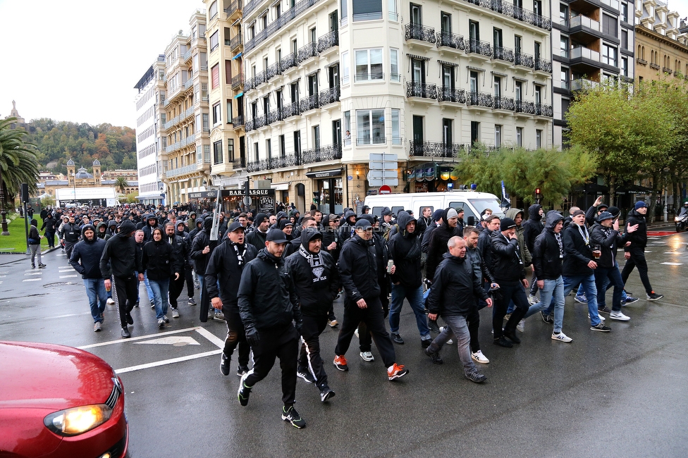 Real Sociedad - Sturm Graz
UEFA Europa League Gruppenphase 4. Spieltag, Real Sociedad - SK Sturm Graz, Reale Arena San Sebastian, 04.11.2021. 

Foto zeigt Fans von Sturm beim Corteo
