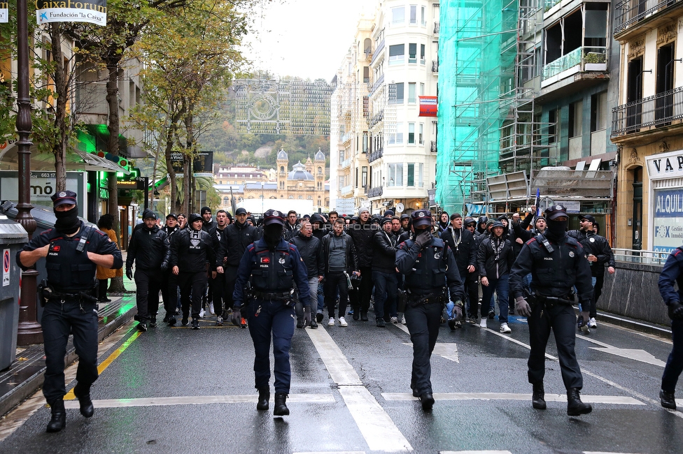 Real Sociedad - Sturm Graz
UEFA Europa League Gruppenphase 4. Spieltag, Real Sociedad - SK Sturm Graz, Reale Arena San Sebastian, 04.11.2021. 

Foto zeigt Fans von Sturm beim Corteo
