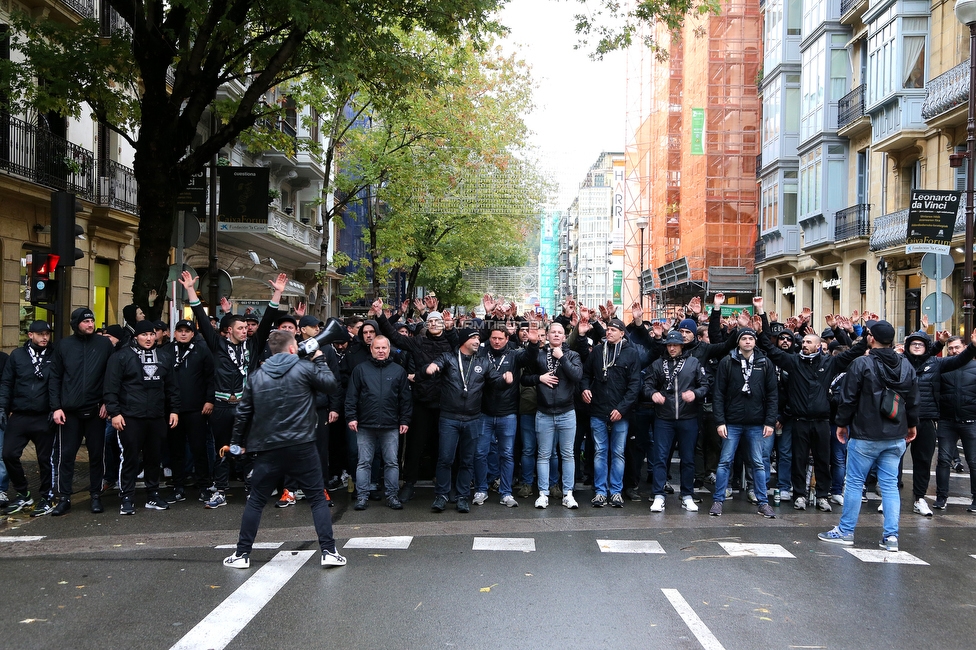 Real Sociedad - Sturm Graz
UEFA Europa League Gruppenphase 4. Spieltag, Real Sociedad - SK Sturm Graz, Reale Arena San Sebastian, 04.11.2021. 

Foto zeigt Fans von Sturm beim Corteo
